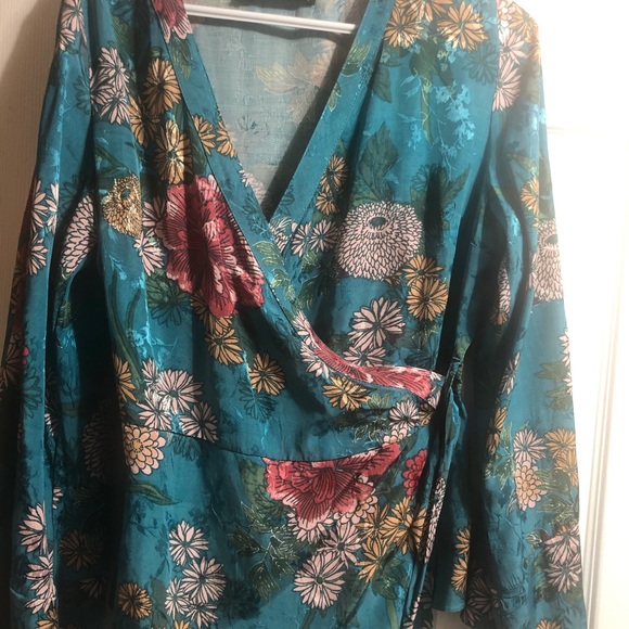 Floral wrap blouse - Picture 3 of 7